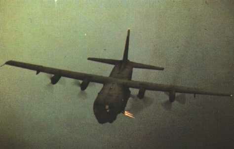 AC-130 en mision de apoyo a tierra en Vietnam
