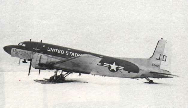 DC-3 equipado con esquies