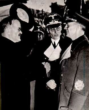 Molotov (izq) y von Ribbentrop (der) en la firma del Pacto Germano Ruso
