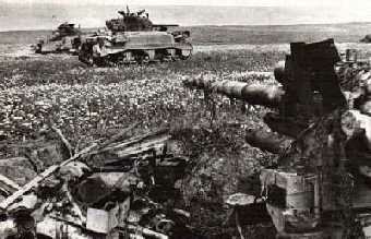 Caņon 88mm aleman destruido y carro de combate Sherman