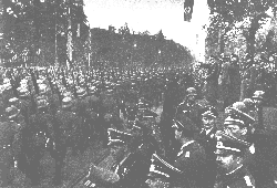 Tropas alemanes desfilan ante Hitler en Varsovia