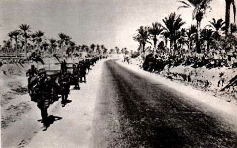 Columna de soldados alemanes avanzando por la via Balbia