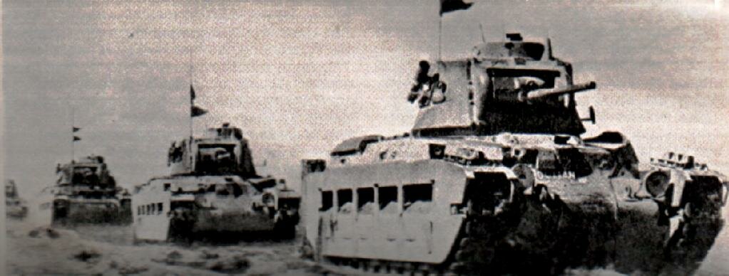 Tanques ingleses Matilda, avanzando en el desierto