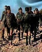 Rommel acompaado de su Estado Mayor recorre las posiciones alemanas.