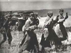 Soldados rusos rindiendose a los alemanes