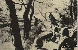 Infanteria japonesa apoyada por ametralladoras se lanza al asalto