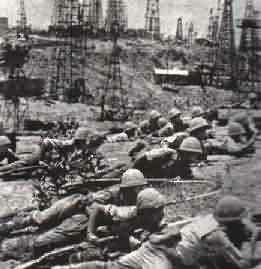 Infanteria japonesa ocupa los pozos petroliferos de Yenangyaung, previamente destruidos