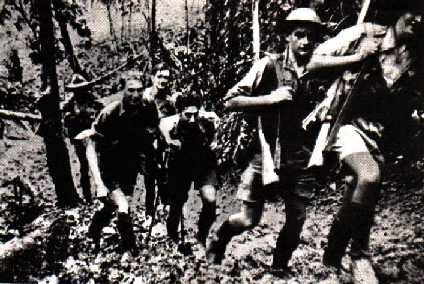 Soldados australianos avanzan por la pista de Kokoda