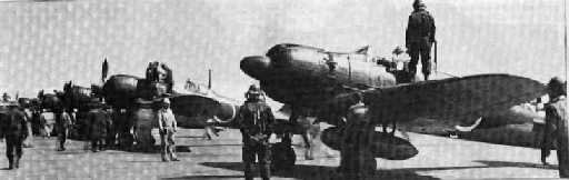 Cazas A6M Zero disponiendose a partir en una mision sobre el pacifico